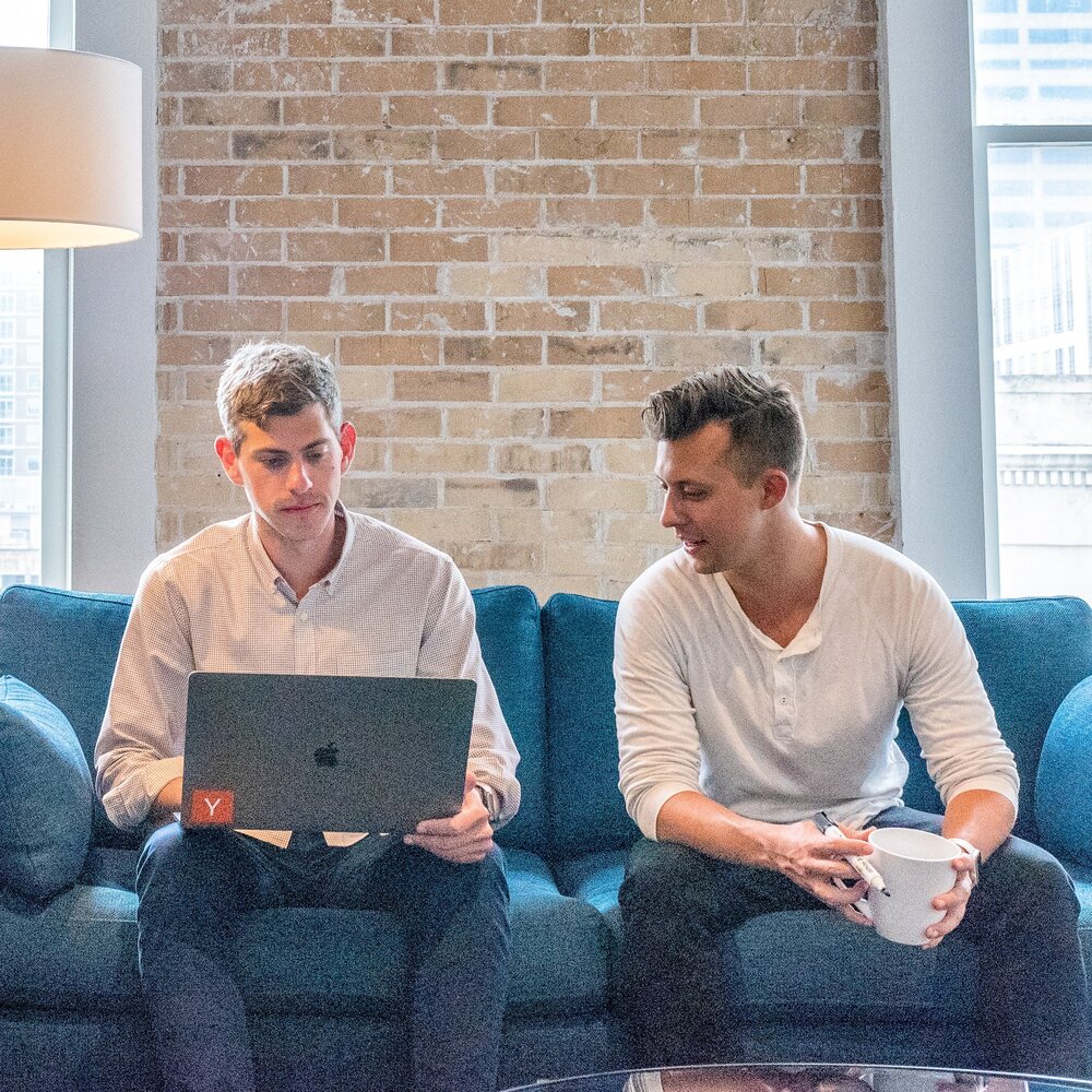 Team arbeitet gemeinsam an Laptops