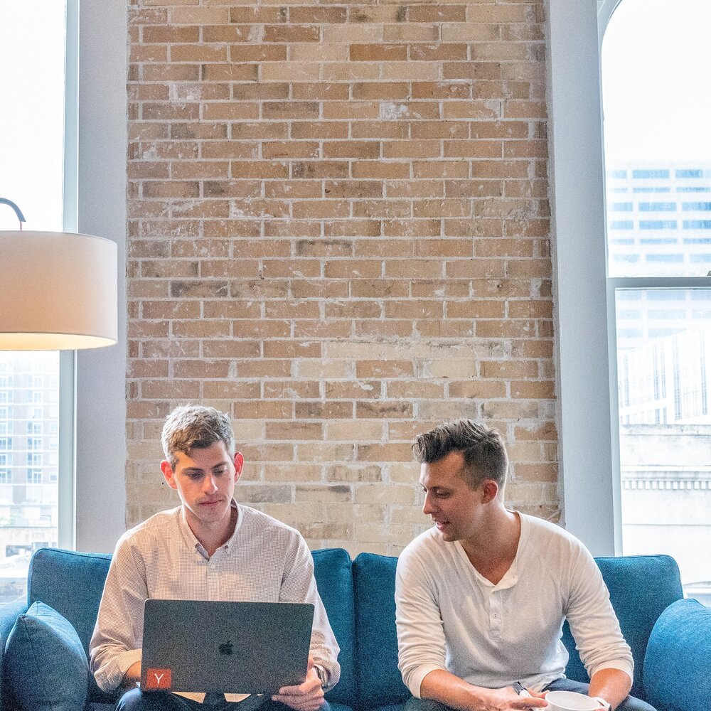 Team arbeitet gemeinsam an Laptops