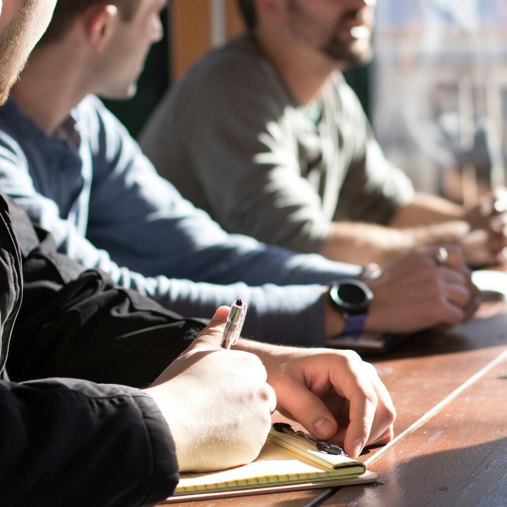 Team bei der Kampagnenplanung am Besprechungstisch